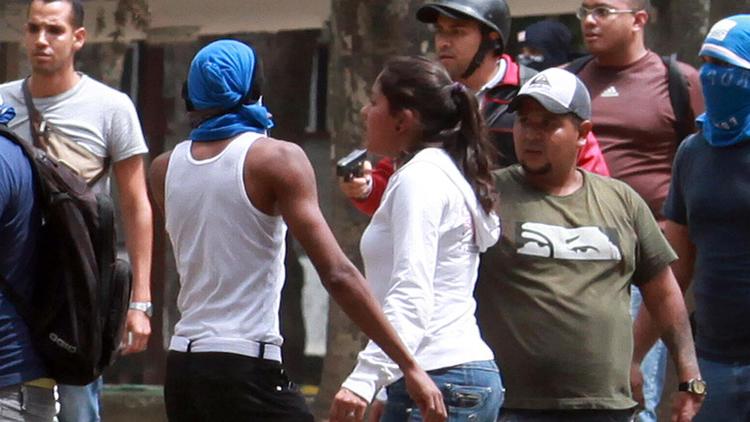 Des affrontements impliquant des étudiants, des civils armés non identifiés et la police anti-émeute à Caracas le 3 avril 2014 [Federico Parra / AFP]