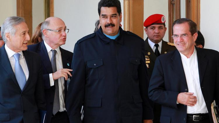 Photo de la présidence vénézuélienne montrant le président Nicolas Maduro entouré entre autres des chefs de la diplomatie chilienne et argentine, à Caracas, le 7 avril 2014 [-- / Presidencia/AFP]