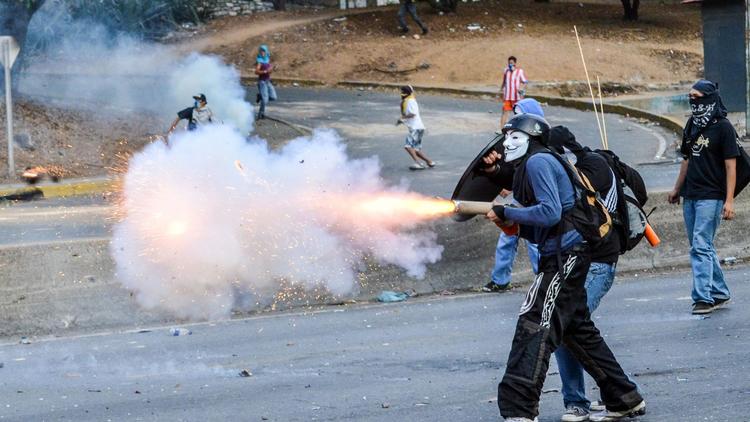 Des manifestants anti-gouvernement lors de heurts ave cla police à Caracas le 21 avril 2014 [Carlos Becerra / AFP/Archives]