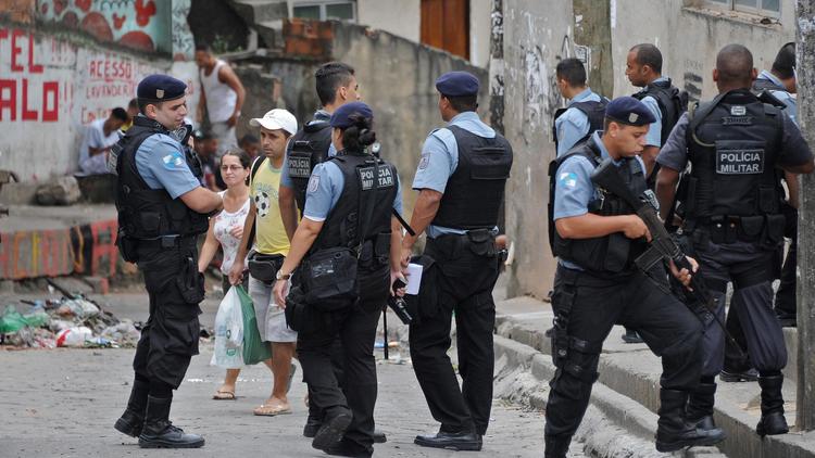 Des policiers patrouillent la favela Cantagalo, près du quartier touristique de Copacabana, à Rio de Janeiro, le 23 avril 2014 [Tasso Marcelo / AFP]
