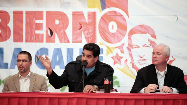Le président du Venezuela Nicolas Maduro (c) en conférence avec des entrepreneurs à Caracas le 23 avril 2014 [Présidence / AFP]