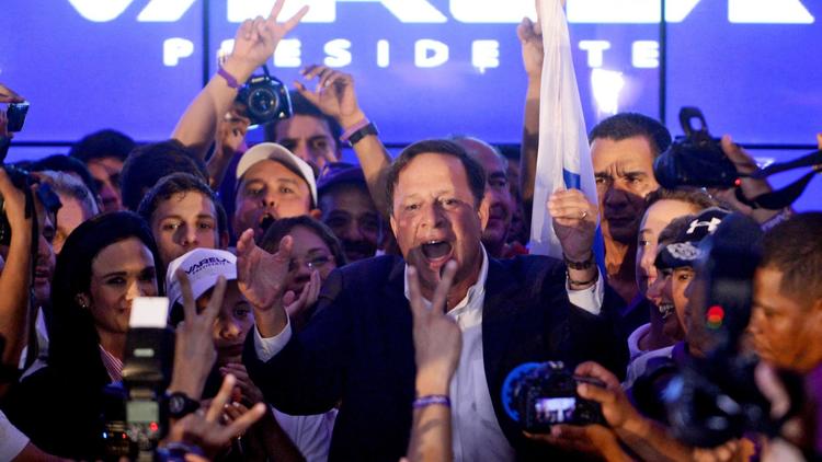 Le conservateur Juan Carlos Varela célèbre son élection à la présidence du Panama, le 4 mai 2014 [Rodrigo Arangua / AFP]