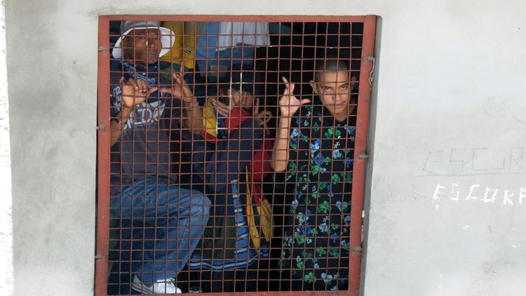 Des membres de la  Mara 18, un gang de jeunes, emprisonnés à Tamara, au Honduras, le 6 août 2013 [Orlando Sierra / AFP/Archives]