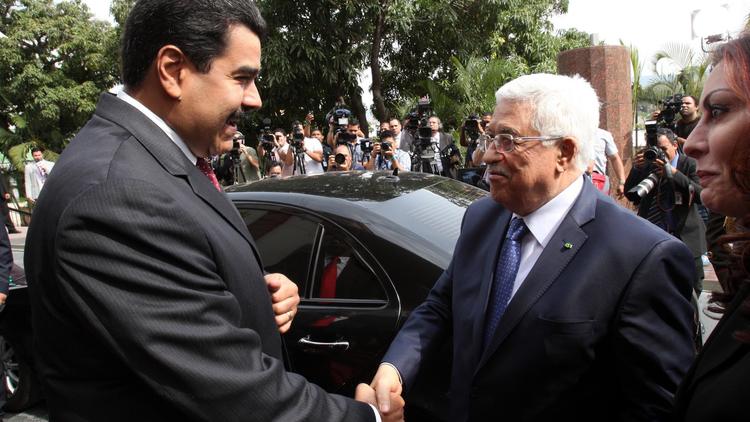 Le président vénézuélien Nicolas Maduro (gauche) et le dirigeant palestinien Mahmoud Abbas lors de l'arrivée de ce dernier au palais présidentiel à Caracas le 16 mai 2014 [Présidence / AFP]