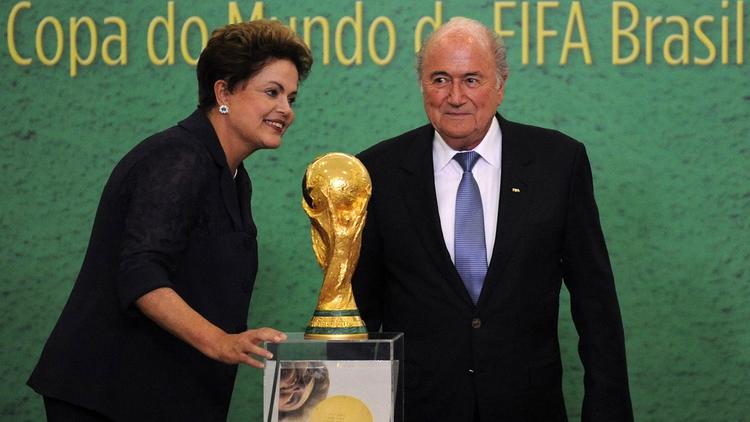 La présidente brésilienne Dilma Roussef avec le président de la FIFA Joseph Blatter durant la présentation du trophée du Mondial, à Brasilia, le 2 juin 2014  [Jose Cruz / Agencia Brasil/AFP/Archives]