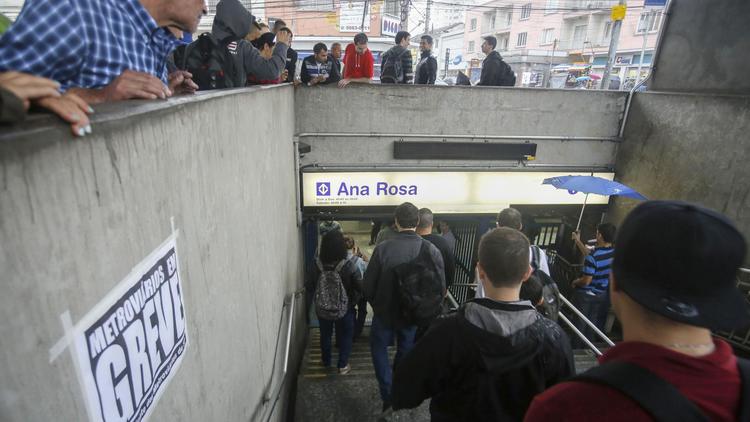 Des passagers à la station Ana Rosa touchée le 6 juin 2014 par une grève dans le métro  [Miguel Schincariol / AFP]