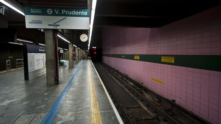 La station de métro Ana Rosa à Sao Paulo, vide au quatrième jour de grève des employés, le 8 juin 2014 [Neslon Almeida / AFP]