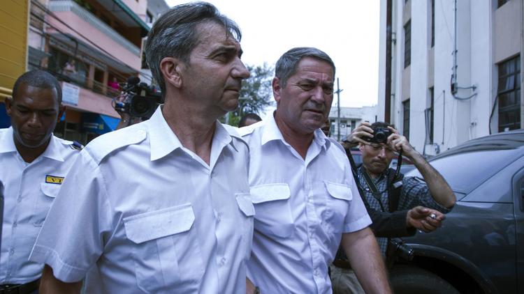 Les Français Jean Pascal Furet (d) et Armand Victor Bruno Odos, accusés de trafic de drogue, arrivent pour une audience au tribunal de Saint-Domingue, le 17 juin 2014 [Erika Santelices / AFP]