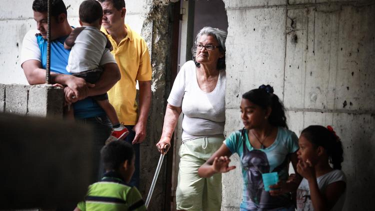 Des gens attendent à l'intérieur de la Tour David, un immeuble squatté de Caracas, le 22 juillet 2014 [Federico Parra / AFP]