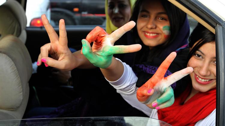 Des Iraniennes célèbrent la qualification de l'Iran pour le mondial au Brésil le 18 juin 2013 à Téhéran [ATTA KENARE / AFP Photo]