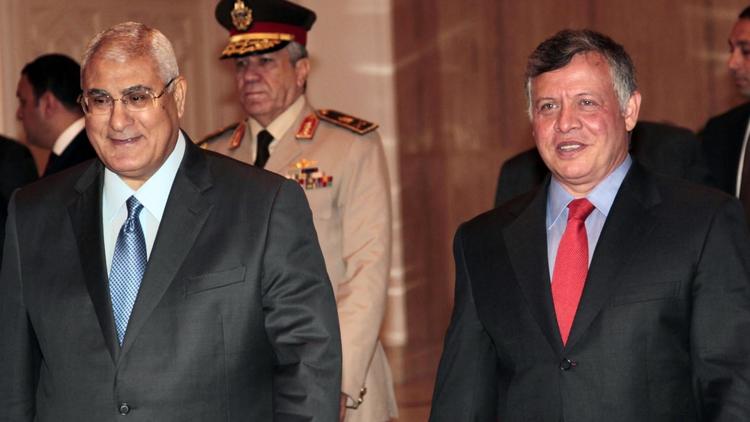 Le président égyptien par intérim Adly Mansour (g) et le roi de Jordanie Abdallah II, le 20 juillet 2013 au Caire [Yousef Allan / Palais royal de Jordanie/AFP]