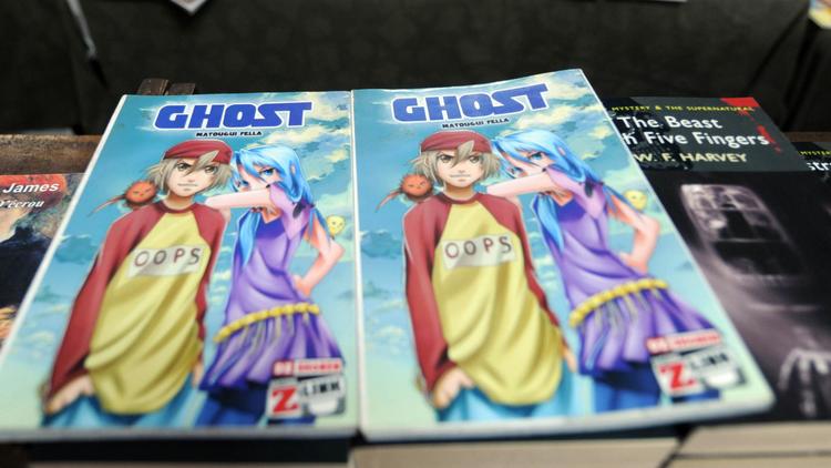 La couvertue du manga "Ghost" créé par l'artiste algérienne Fella Matougui, dans une libraire à Alger le 17 septembre 2013 [Farouk Batiche / AFP]