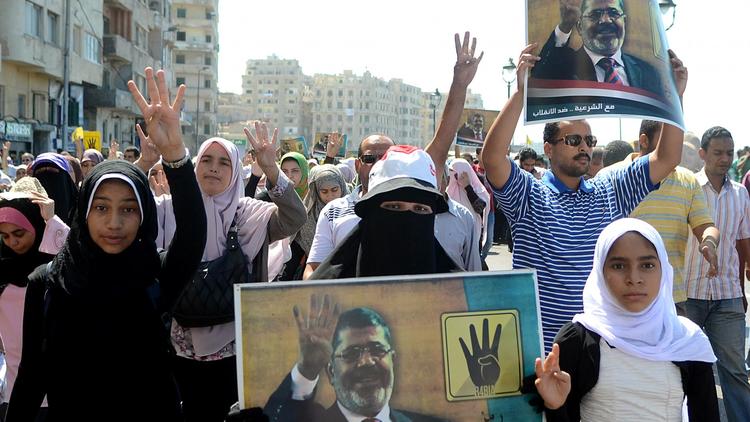 Des partisans des Frères musulmans et du président déchu Mohamed Morsi brandissent son portrait lors d'une manifestation, le 20 septembre 2013 à Alexandrie [- / AFP/Archives]
