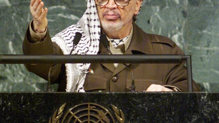 Yasser Arafat à la tribune de l'ONU à New York, le 28 septembre 1998 [Timothy A. Clary / AFP/Archives]