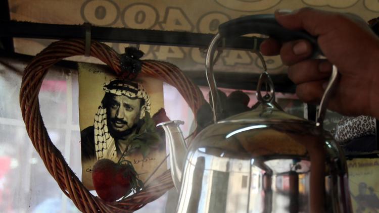 Un portrait de Yasser Arafat dans une boutique à Ramallah, le 16 octobre 2013 [Abbas Momani / AFP]