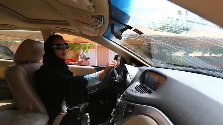 La militante saoudienne Manal Al Sharif, qui vit désormais à Dubaï, conduit sa voiture, le 22 octobre 2013 [Marwan Naamani / AFP/Archives]