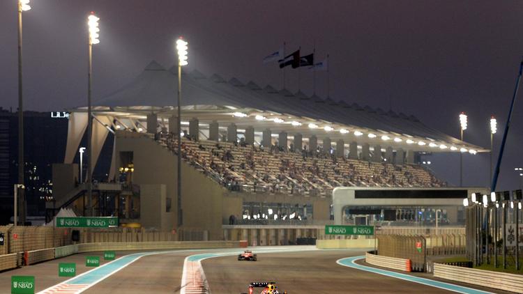 L'Allemand Sebastien Vettel au volant de sa Red Bull lors de la 2e séance d'essais pour le Grand Prix d'Abou Dhabi le 1er novembre 2013 [Tom Gandolfini / AFP/Archives]