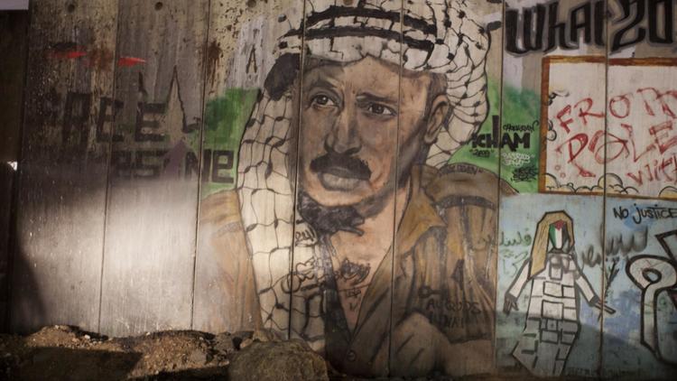 Le portrait mural de Yasser Arafat, le 6 novembre 2013 près de Ramallah [Ahmad Gharabli / AFP]
