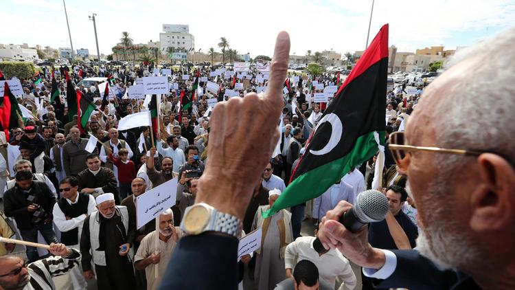 Des manifestants rassemblés pour réclamer le départ d'ex-rebelles de leur quartier général à Tripoli, le 15 novembre 2013 [Mahmud Turkia / AFP]