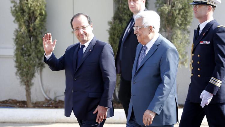François Hollande est accueilli par le président de l'Autorité palestinienne Mahmoud Abbas, le 18 novembre 2013 à Ramallah en Cisjordanie [Marco Longari / AFP]