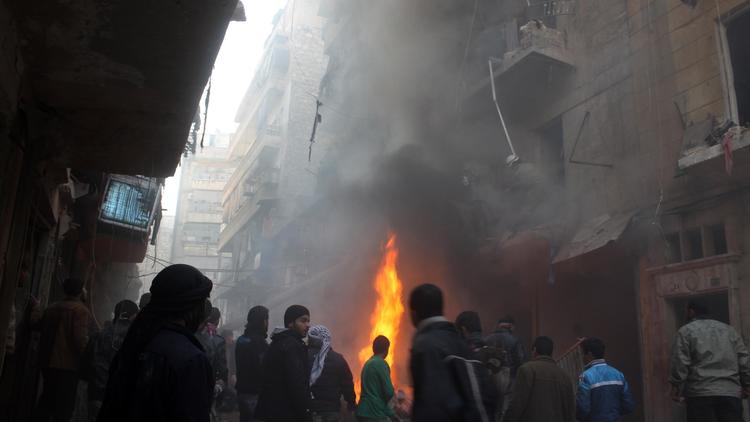 Des Syriens regardent les dégâts causés par des raids de l'armée, le 15 décembre 2013 à Alep  [ / Mohammed Al-Khatieb/AFP]