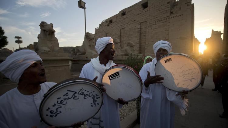 Un groupe de musique traditionnelle égyptienne joue à côté du temple de Karnak à Louxor, le 21 décembre 2013