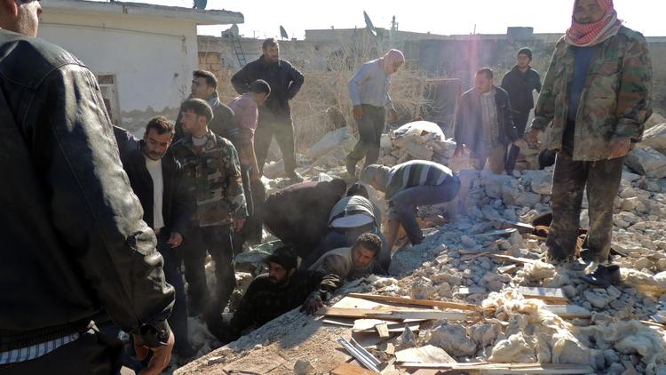 Des Syriens recherchent des survivants après un raid de l'armée gouvernementale à Alep, le 22 décembre 2013 [Mohammed al-Khatieb / Mohammed al-Khatieb/AFP]