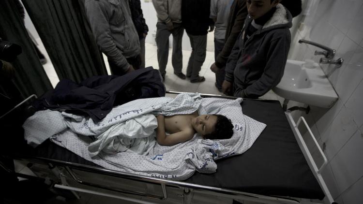 Le frère de la fillette palestienne de trois ans morte, Hala Abu Sabikha, à l'hôpital à Deir al-Balah, dans la bande de Gaza le 24 décembre 2013 [Mahmud Hams / AFP]
