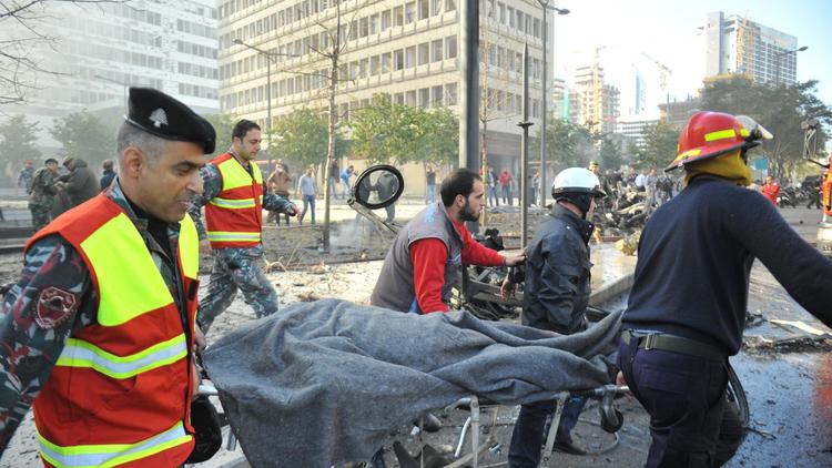 Les forces de sécurité emportent sur une civière l'attentat à la voiture piégée commis le 27 décembre 2013 à Beyrouth [- / AFP]