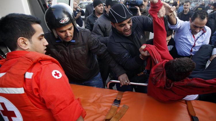 Un homme blessé dans l'attentat à la voiture piégée, est transporté sur une civière le 27 décembre 2013 à Beyrouth [- / AFP]