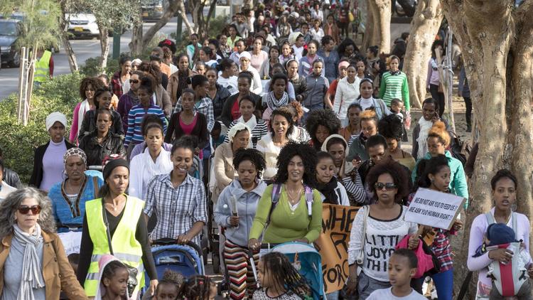 Des Africaines, accompagnées de leurs enfants, manifestent à Tel-Aviv contre le refus des autorités israéliennes de leur accorder le statut de réfugié, le 15 janvier 2014 [Jack Guez / AFP]