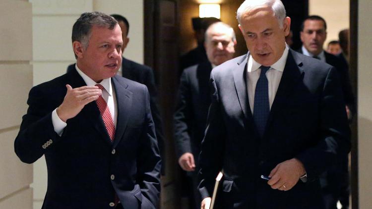 Le roi Abdallah II de Jordanie (g) et le Premier ministre israélien Benjamin Netanyahu, le 16 janvier 2014 à Amman [Yousef Allan / Palais royal jordanien/AFP]