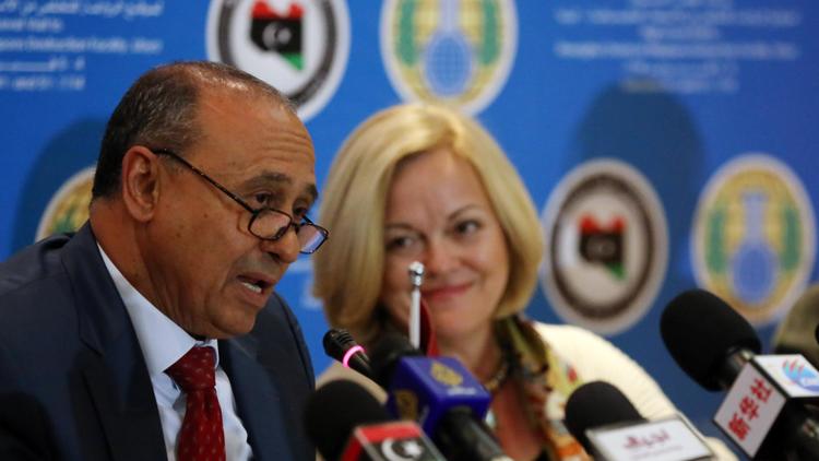 Le ministre des Affaires étrangères libyen Mohamed Abdulaziz (G) et l'ambassadrice américaine en Libye Deborah Jones (D) durant une conférence de presse à Tripoli le 4 février 2014 [Mahmud Turkia / AFP]