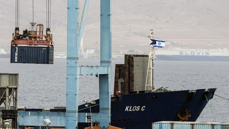 Un conteneur est retiré du bateau Klos-C, soupçonné de transporter des armes iraniennes, dans le port d'Eilat le 9 mars 2014 [Jack Guez / AFP]