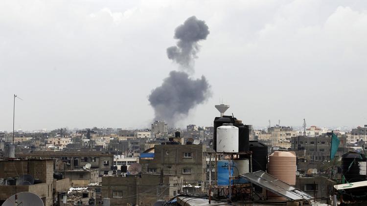 De la fumée s'élève de la ville de Rafah, dans le sud de la bande de Gaza, après une frappe aérienne israélienne, le 13 mars 2014 [Said Khatib / AFP/Archives]