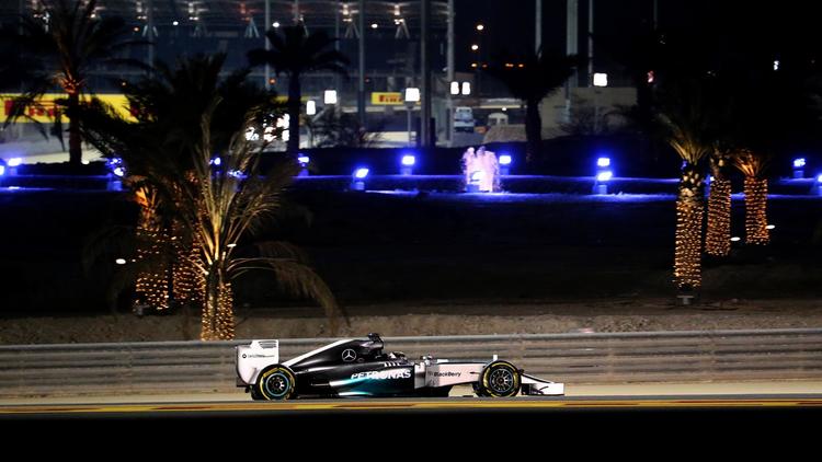 Le pilote Mercedes Lewis Hamilton lors d'une séance d'essai du GP de Bahreïn le 4 avril 2014 à Manama [Marwan Naamani / AFP]