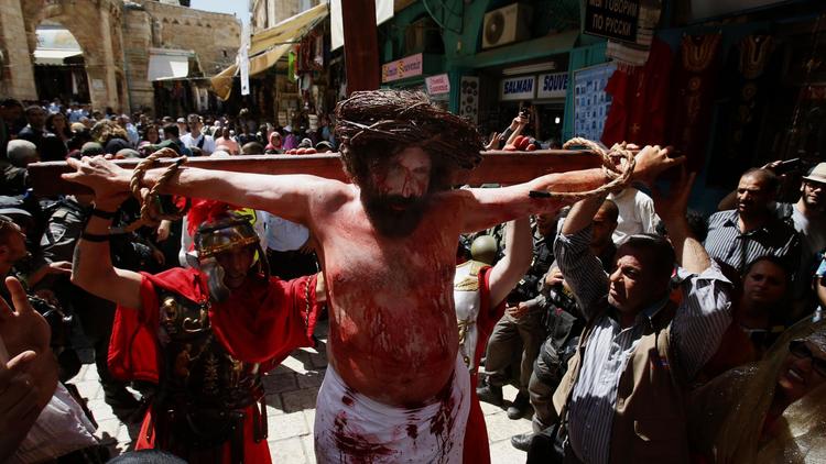 Des pèlerins commémorent la passion du Christ en participant à une procession le long du chemin de croix de Jésus dans la Vieille ville de Jérusalem, le 18 avril 2014  [Gali Tibbon / AFP]