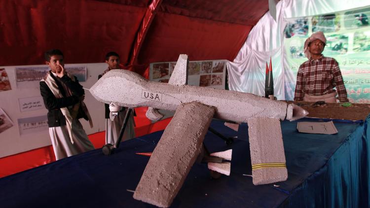 Un Yéménite regarde un drone lors d'une exposition à Sanaa le 19 avril 2014 [Mohammed Huwais / AFP]