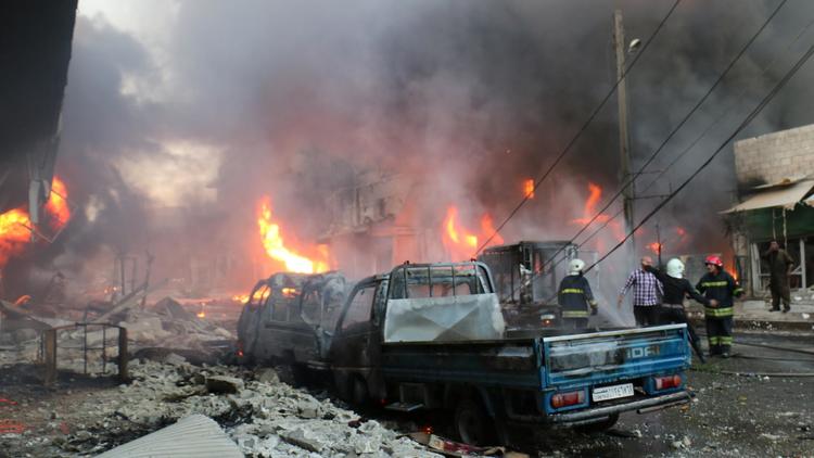 Une rue en flammes après une attaque aérienne des forces gouvernementales le 20 avril 2014 à Alep [Zein Al-Rifai  / Media centre d'Alep/AFP]