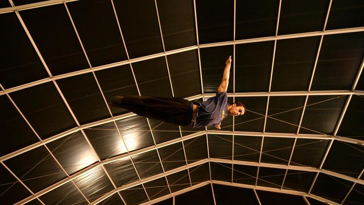 Un jeune Marocain s'entraîne sous le chapiteau du cirque Shems'y à Salé au Maroc, le 15 avril 2014 [Fadel Senna / AFP]