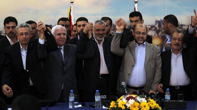 Des responsables politiques palestiniens posent à Gaza le 23 avril 2014  [Said Khatib / AFP]