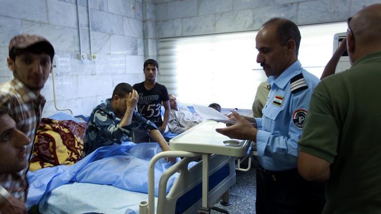 Un policier irakien sur un lit d'hôpital à Hilla le 24 avril 2014 après avoir été blessé dans une attaqu à la bombe [Haidar Hamdani / AFP]
