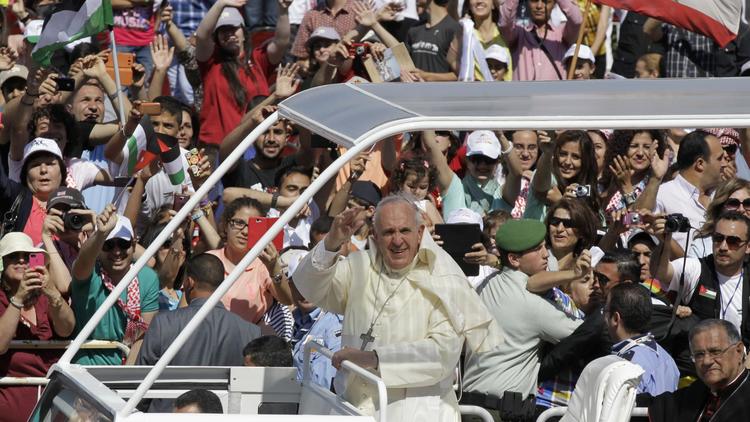 Arrivée du pape François le 24 mai 2014 dans le stade d'Amman pour y célébrer la messe [Khalil Mazraawi  / AFP]