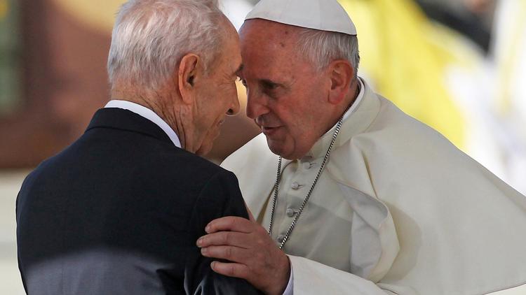 Le président israélien SHimon Peres (g) salue le pape François à son arrivée le 25 mai 2014 en Terre Sainte [David Buimovitch / AFP]