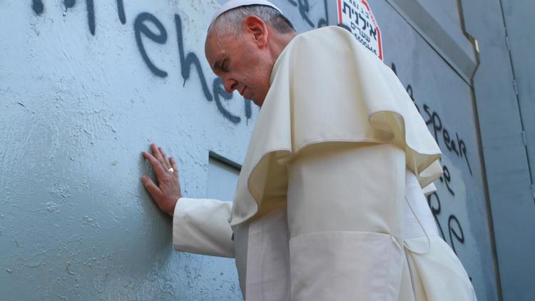 Le pape François devant le mur de séparation à coté de Bethléem, le 25 mai 2014 [Taufiq  Khalil / AFP]