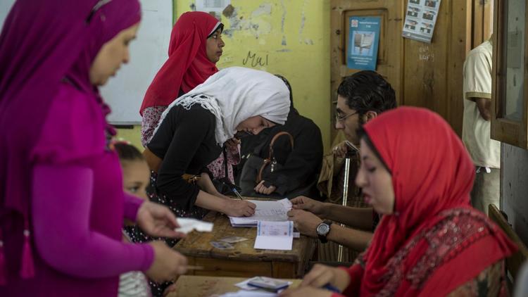 Des femmes égyptiennes s'apprêtent à voter le 27 mai 2014 au Caire [Khaled Desouki / AFP]
