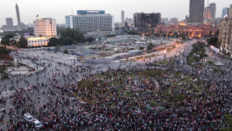 Des Egyptiens célèbrent la victoire à la présidentielle d'Abdel Fattah al-Sissi, sur la place Tahrir au Caire, le 3 juin 2014 [Mohamed El-Shahed / AFP/Archives]