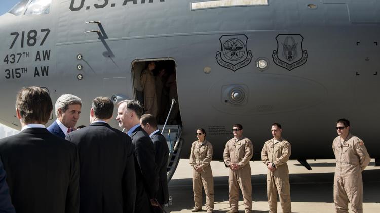 Le secrétaire d'Etat John Kerry (gauche) à son arrivée à l'aéroport d'Erbil le 24 juin 2014 [Brendan Smialowski / AFP]