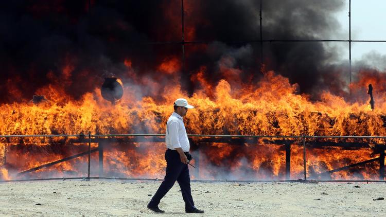 La police anti-drogue afghane a brûlé 50 tonnes de drogue saisies ces derniers mois, à l'est de Téhéran le 26 juin 2014 [Atta Kenare / AFP]