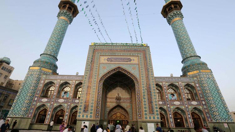 Des fidèles devant la mosquée Emamzadeh Saleh le 2 juillet 2014 à Téhéran [Aatta Kenare / AFP/Archives]